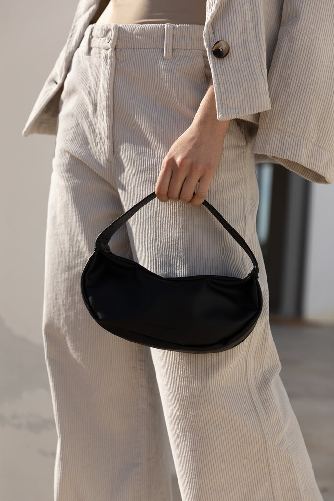 Isamu taska - svört / Isamu hand bag - black