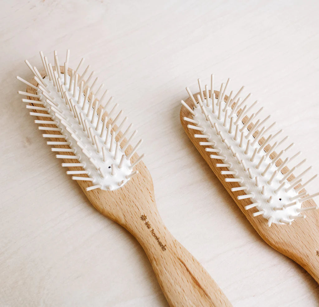 Hárbursti með viðarpinnum / Hairbrush with wooden pins