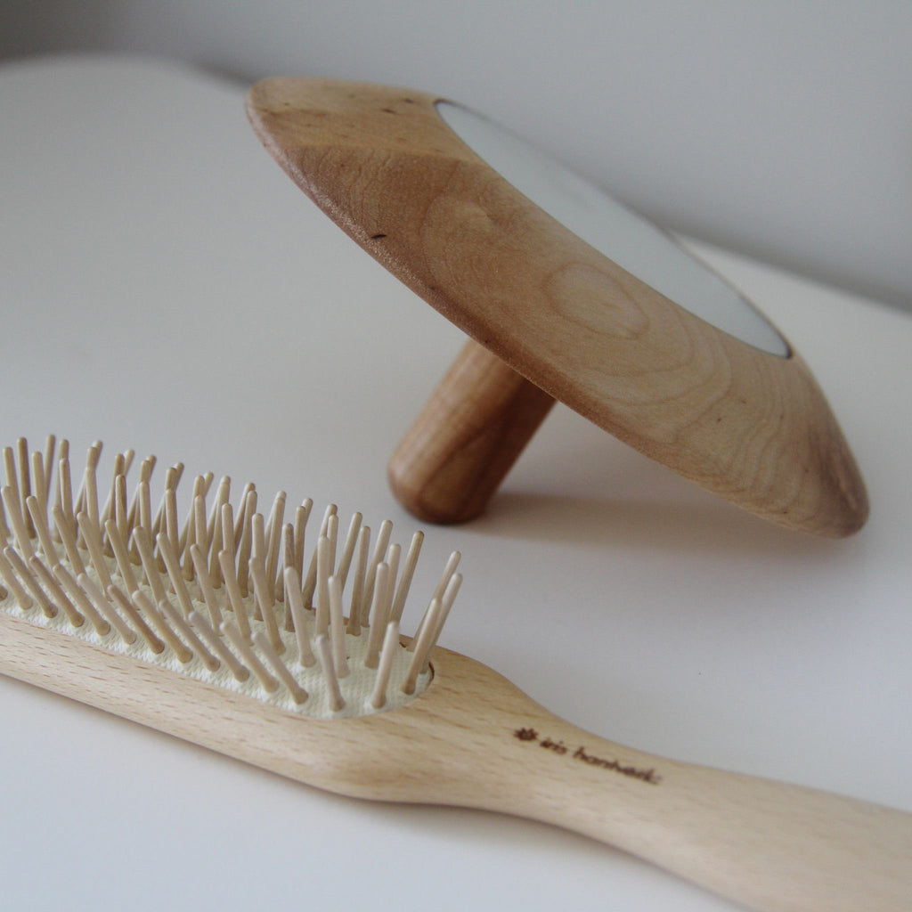 Hárbursti með viðarpinnum / Hairbrush with wooden pins