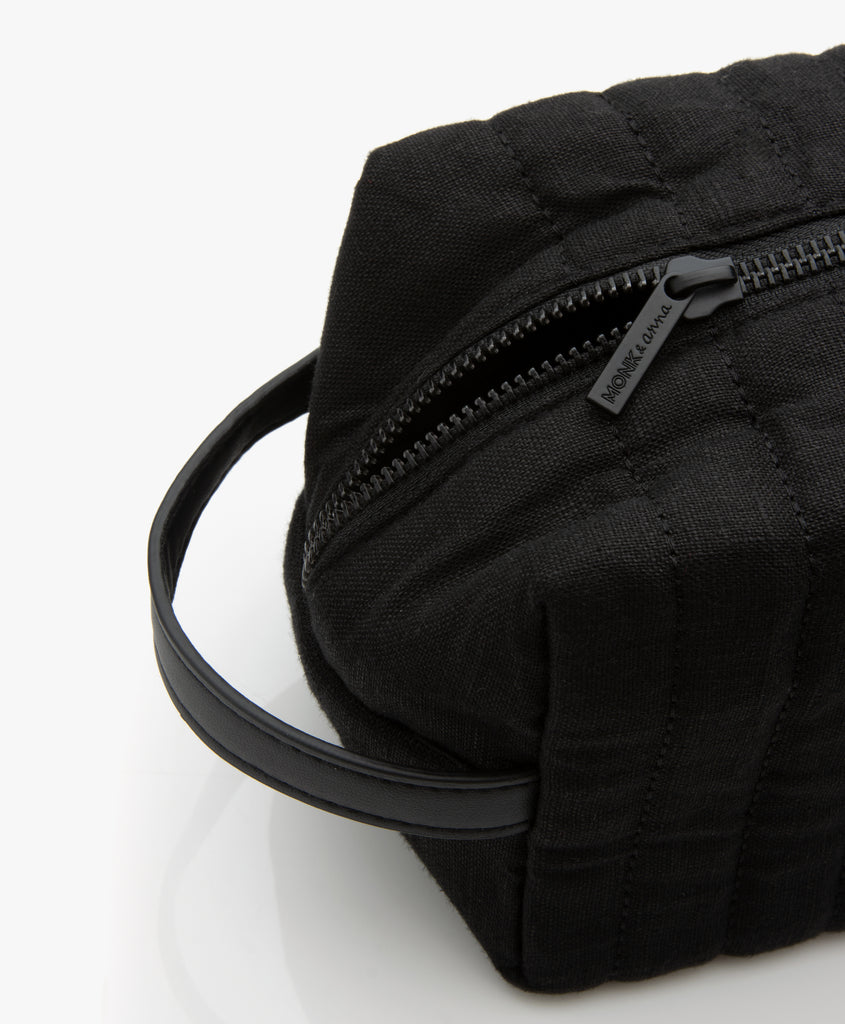 Svört hör snyrtitaska / Linen toiletry bag in black