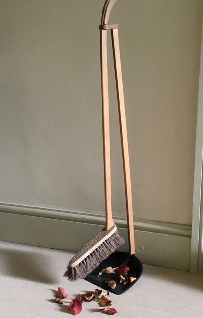 Fægiskófla & Kústur á Standi / Standing dustpan & Brush Set