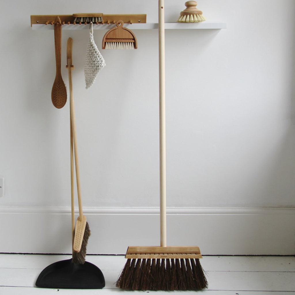 Fægiskófla & Kústur á Standi / Standing dustpan & Brush Set
