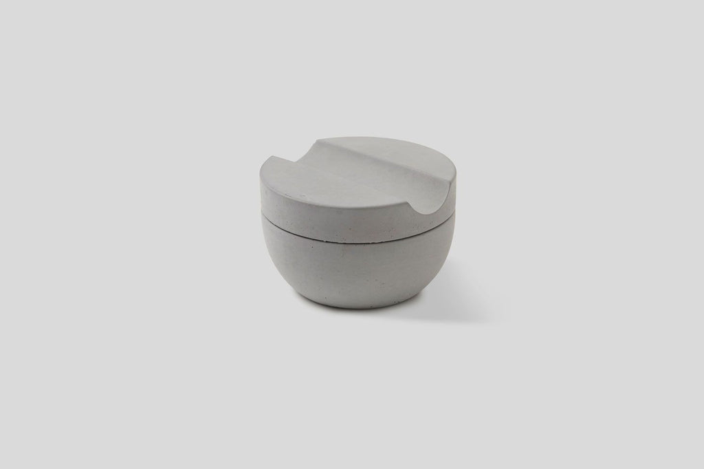 Raksápa í steyptu íláti / Shaving soap in concrete cup