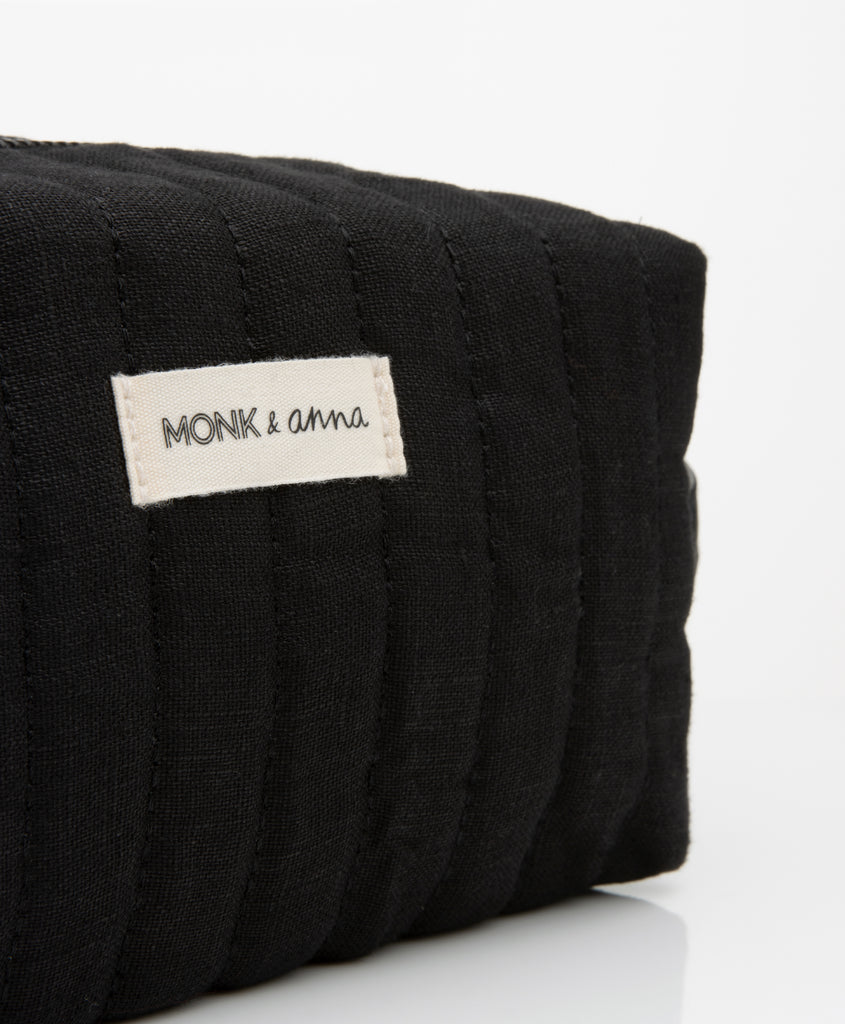 Svört hör snyrtitaska / Linen toiletry bag in black