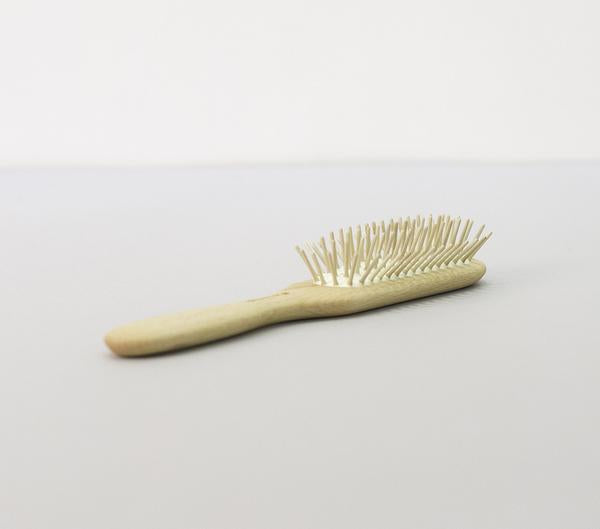 Hárbursti með viðarpinnum / Hairbrush with wooden pins
