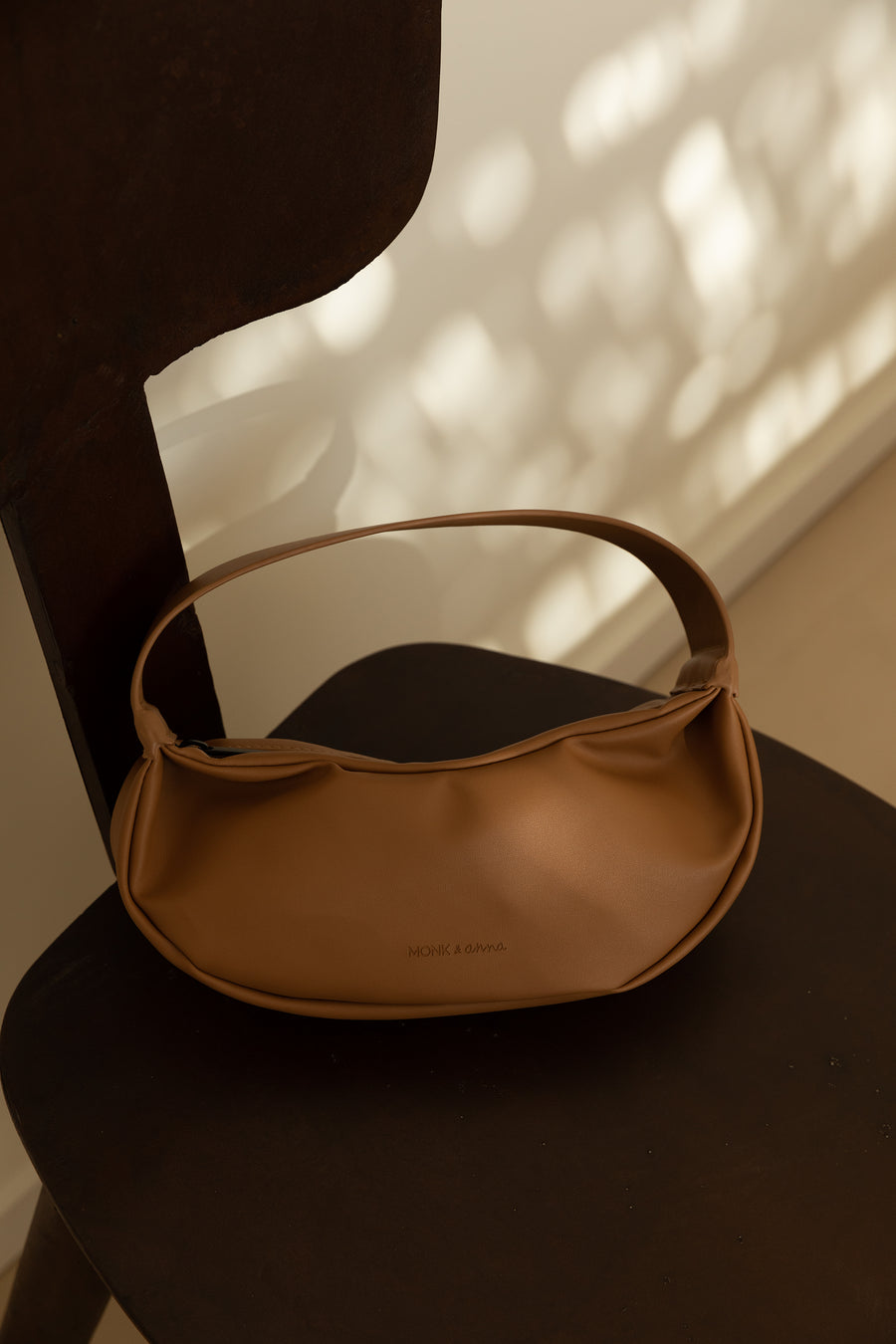 Isamu taska - ljósbrún / Isamu hand bag - acorn